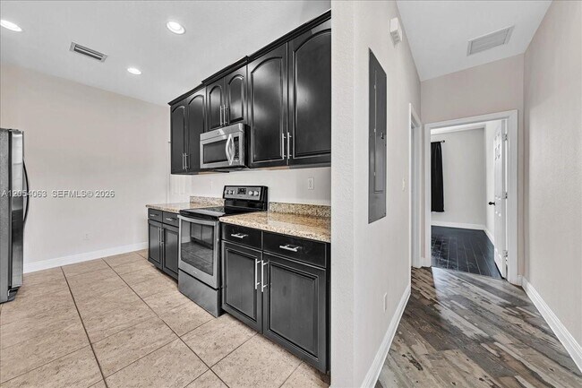 Building Photo - 995 SW 147th Ave