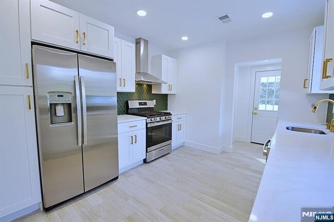 Building Photo - 16 Clarke St