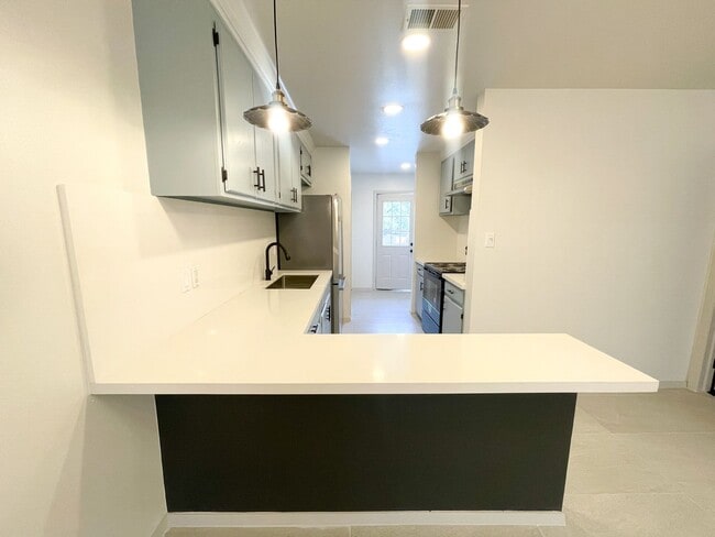 Building Photo - Centrally Located Apartment with Pool!!