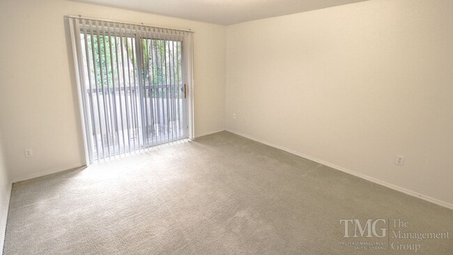 Building Photo - Roomy One Level 2 Bdrm Duplex w/ Open Floo...