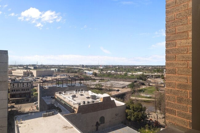 Building Photo - 915 Franklin St