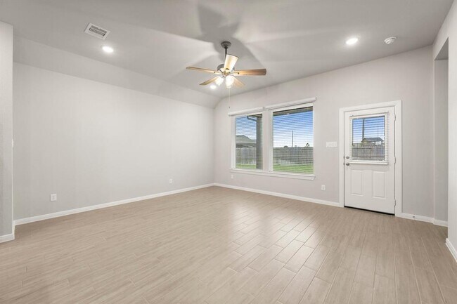 Building Photo - 30839 Boxwood Dr