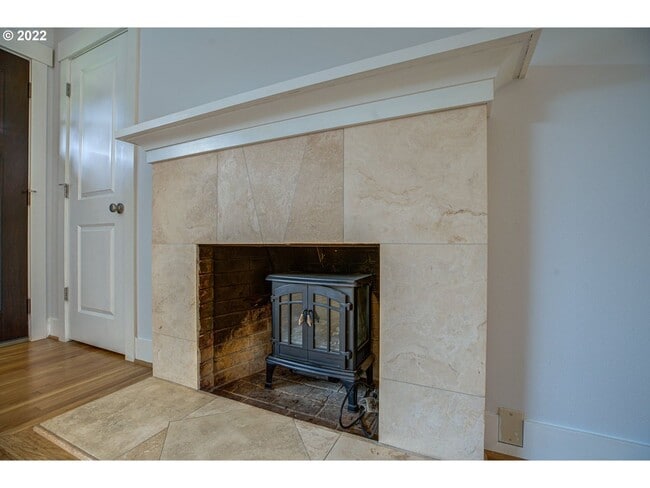 Building Photo - Lovely Ranch style home with park like rear fenced yard, Commonwealth lake Park just around the c...