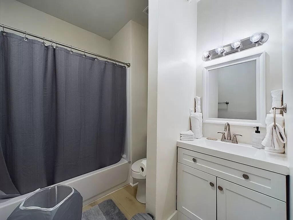 Building Photo - 3718 Live Oak St