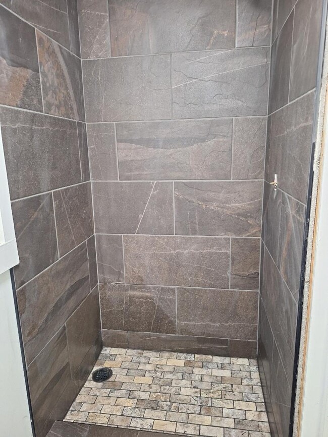 Building Photo - 323 Pine Grove Dr