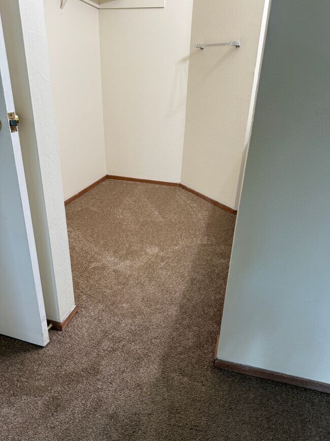 Building Photo - 1489 St James Pky