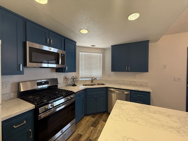 Building Photo - Palmdale 3 + 2 Available Now!