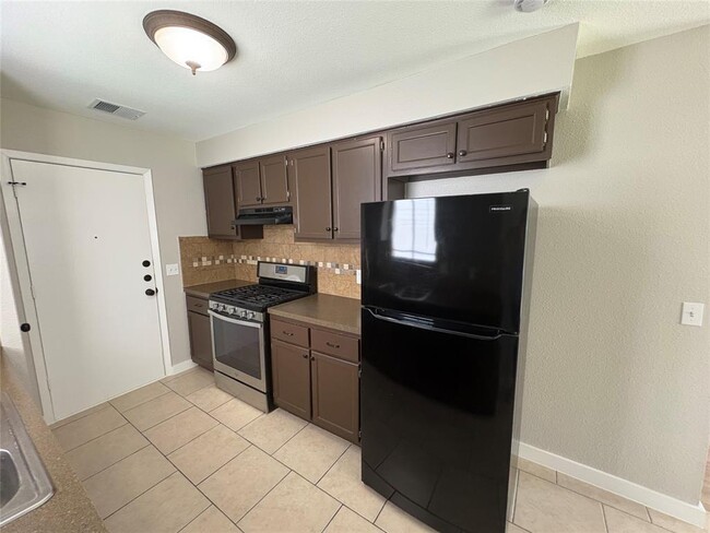 Building Photo - 817 Cactus Dr