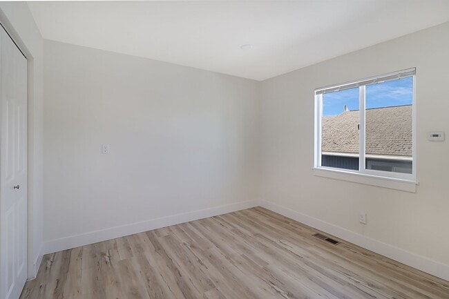 Building Photo - 3 Bed 2 Bath - Excellent Condition - WSG Included - Pet Friendly - Island Hospital