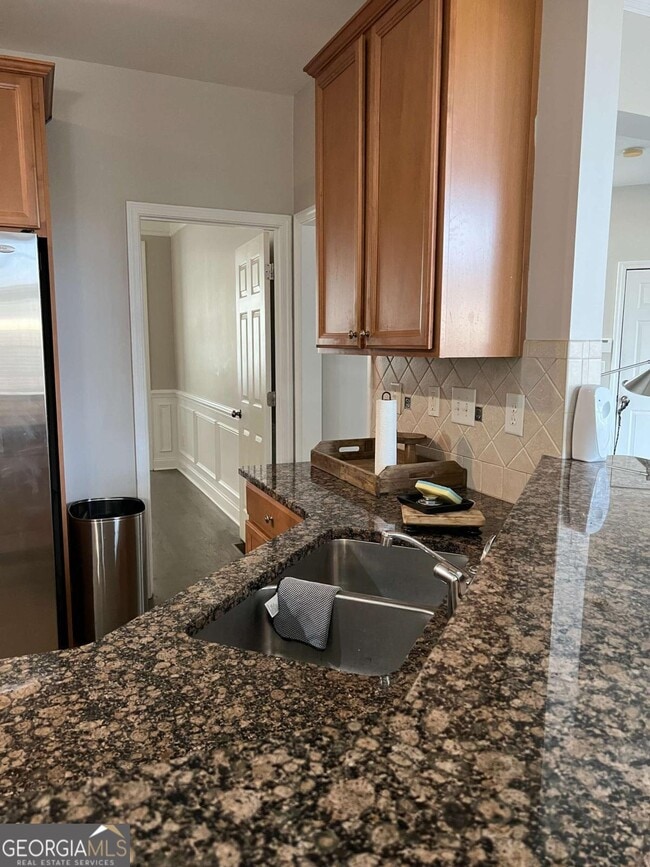 Building Photo - 608 Maple Grove Way