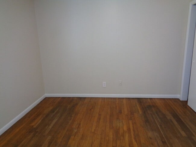 Building Photo - 4 Bedroom House for Rent-Close to University Parkway