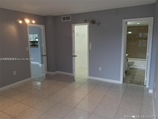 Building Photo - 4160 Inverrary Dr