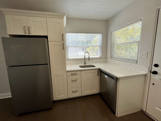 Building Photo - Above Detached Garage 1/1 in Colonialtown North