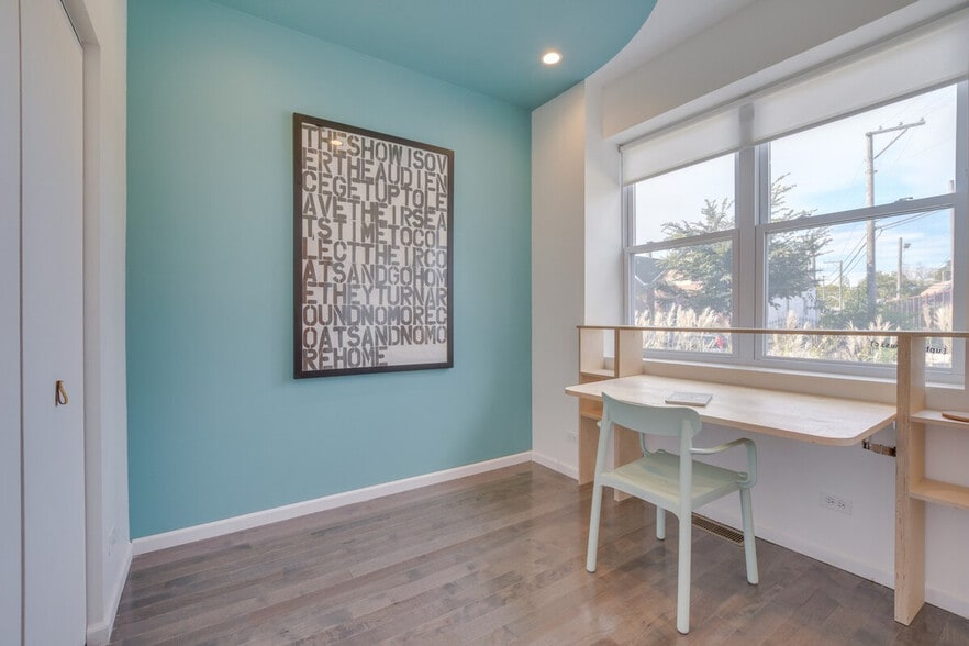 Building Photo - 3247 S Oakley Ave