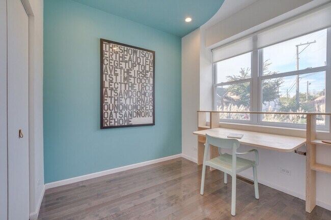 Building Photo - 3247 S Oakley Ave