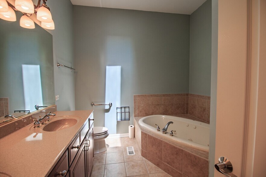 Building Photo - 24813 Ironwood Ct