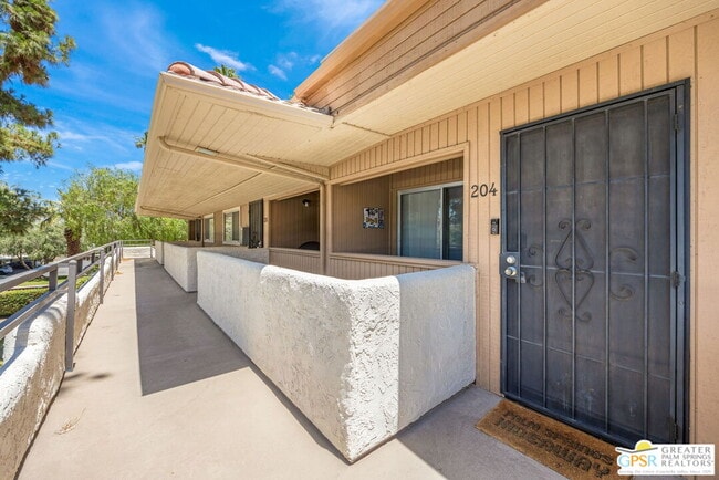 Building Photo - 575 N Villa Ct