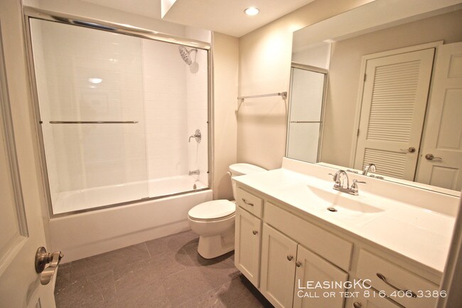 Building Photo - Jefferson on the Plaza