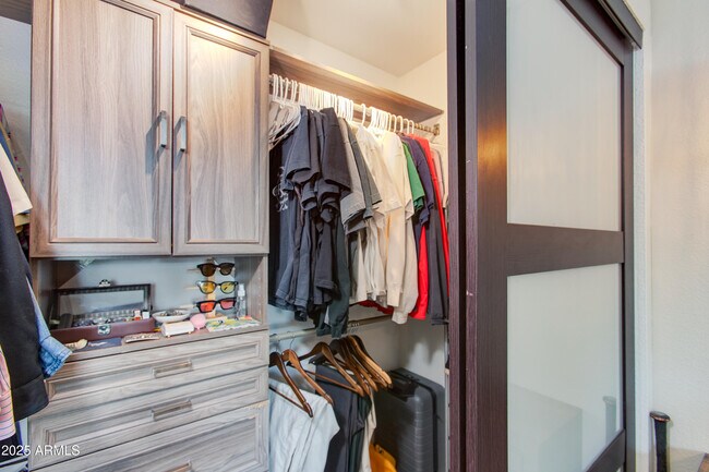 Building Photo - 3009 E Dahlia Dr