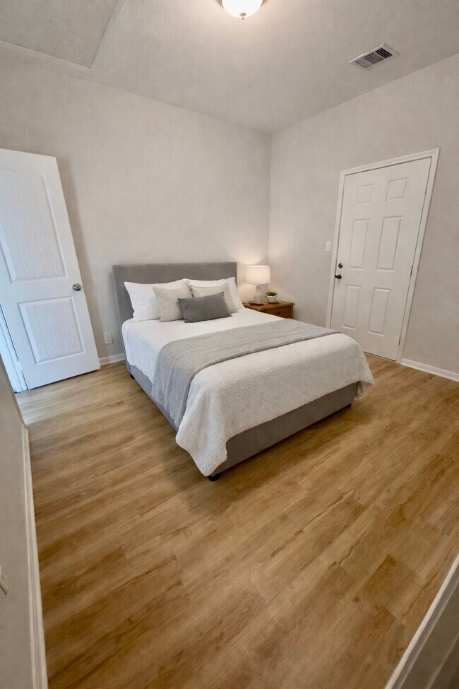 Building Photo - 103 Lincoln Cedars Dr