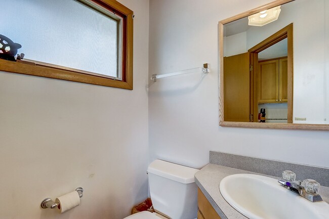 Building Photo - Charming Bi-Level Home in Sunset Village -...