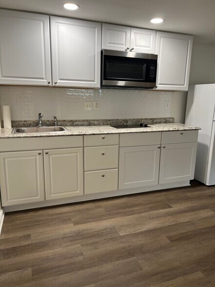 Building Photo - 7441 Convair Dr