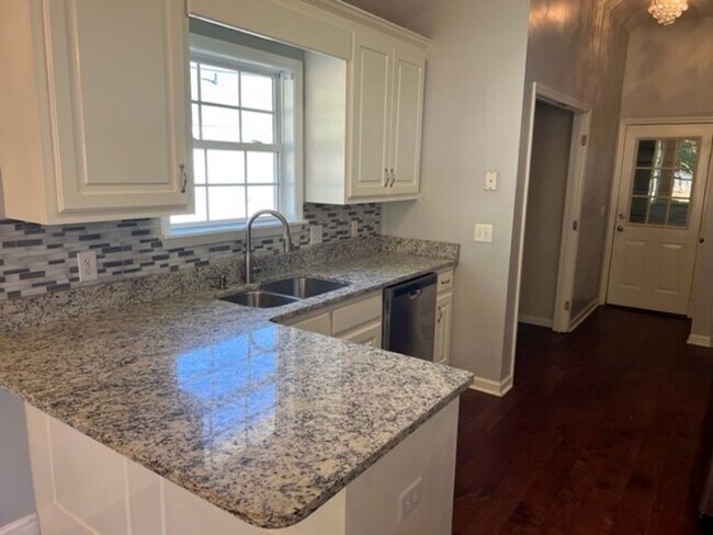 Building Photo - Cozy 3 Bed 2 Bath House! Available August ...