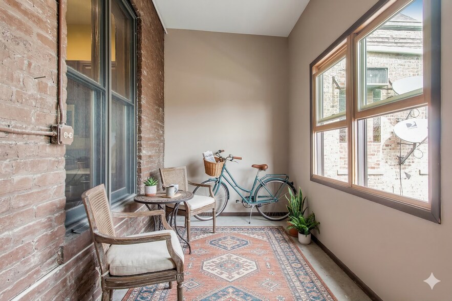 Building Photo - 3351 S Union Ave