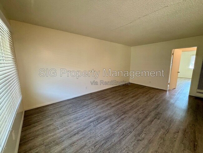 Building Photo - 1126 E Doran St