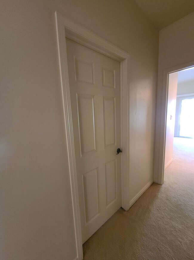 Building Photo - 4/2 bathroom located close to schools, sho...