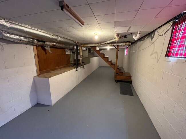 Building Photo - Charming 3-Bedroom 2-Bath with Beautiful Hardwood Floors