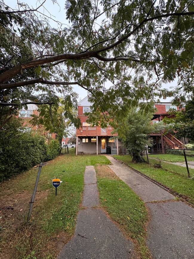 Building Photo - Spacious Townhome with Updated Kitchen & P...