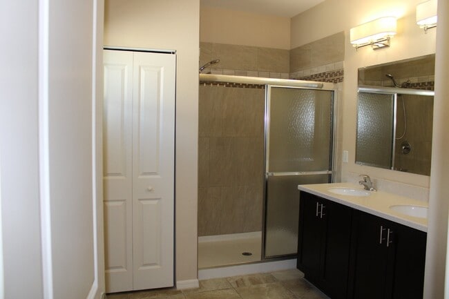 Building Photo - "Stunning 3 Bed/2 Bath Home with Lake View...
