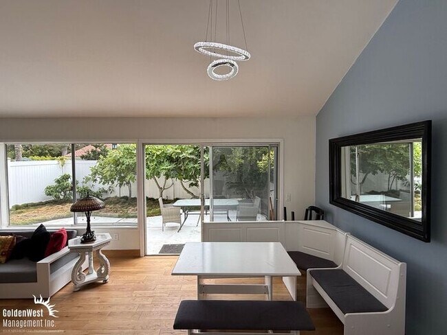 Primary Photo - Modern 3Bdm 3Ba with Bonus Room Coastal Ho...