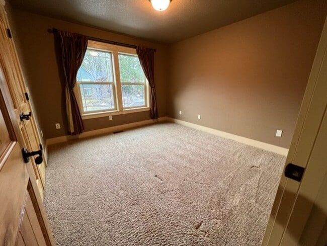 Building Photo - Craftsman home with many upgrades & RV Parking
