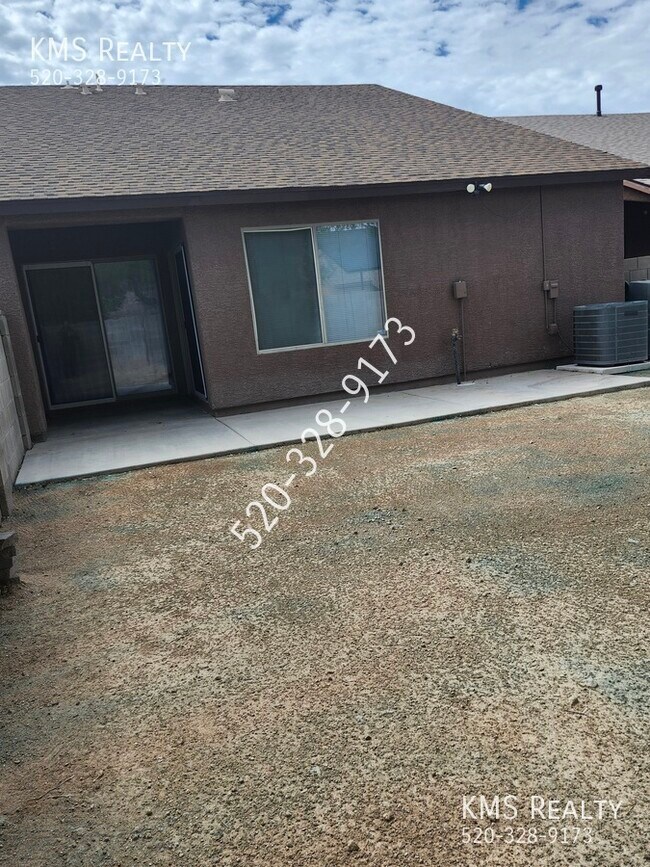 Building Photo - 2035 E Calle Sierra Del Manantial