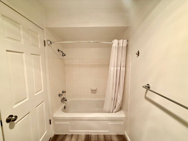 Building Photo - Beautiful 2 bed, 2 bath Shoreline Condo, $2400/mo.