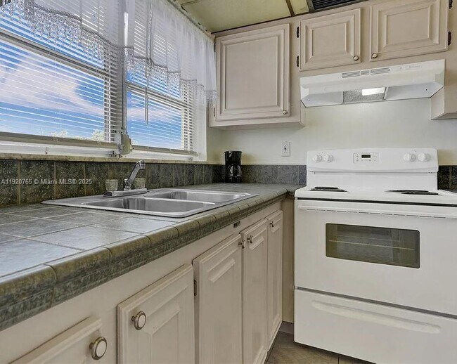 Building Photo - 4047 NW 16th St