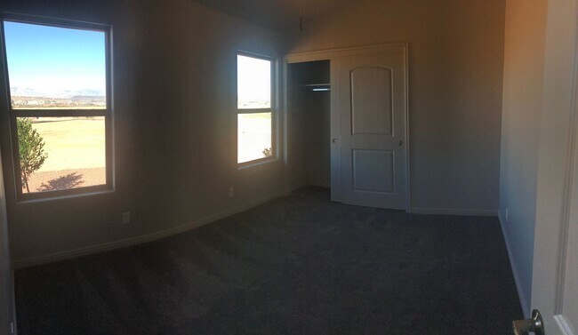 Building Photo - Beautiful 4 bedroom, 2 bathroom Home!