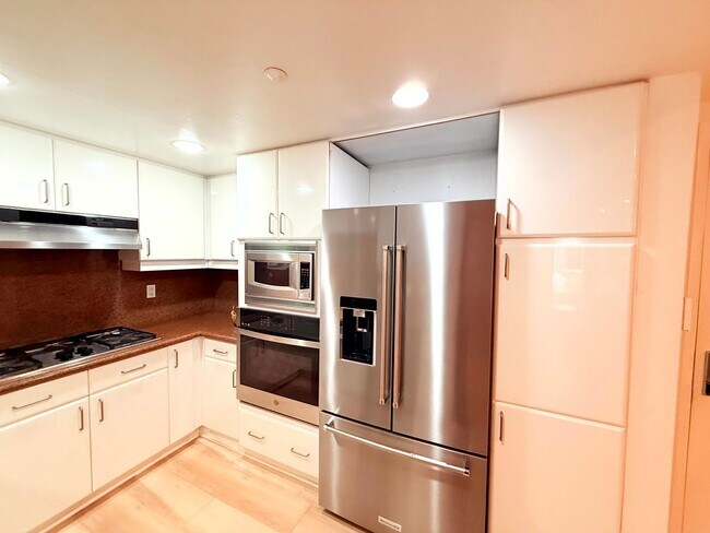 Building Photo - Fantastic 2 Bed 2 Bath Condo Partially Fur...
