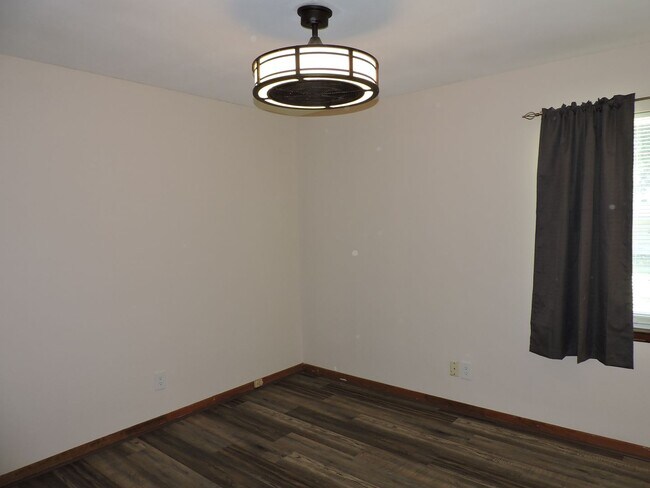 Building Photo - Convenient to schools, shopping & interstate.