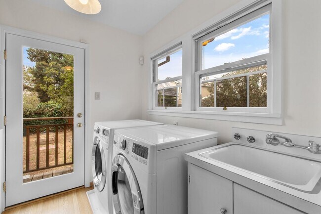 Building Photo - Upper Dimond/Lincoln Highlands Wonderful Craftsman Home!