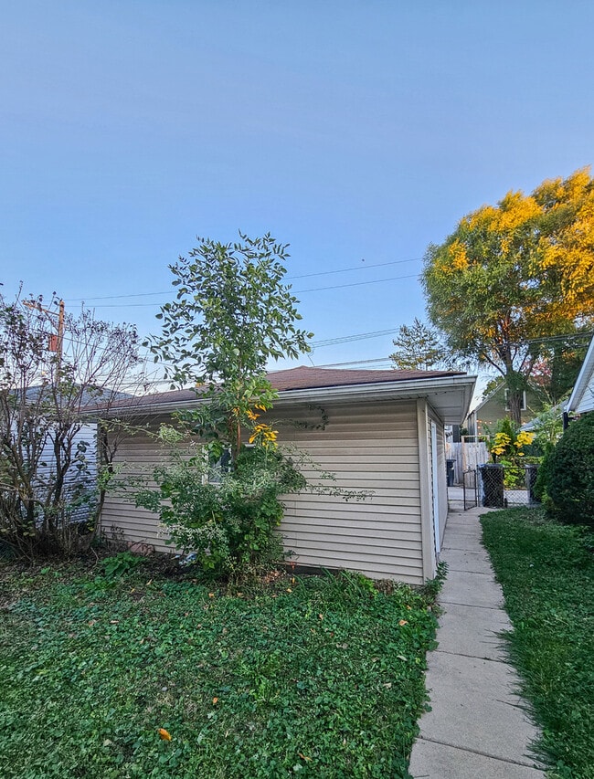 Building Photo - 3338 W Cullom Ave