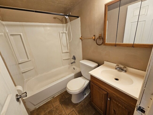 Building Photo - 2 Bedroom/2 Bath Home with Refrigerated Ai...