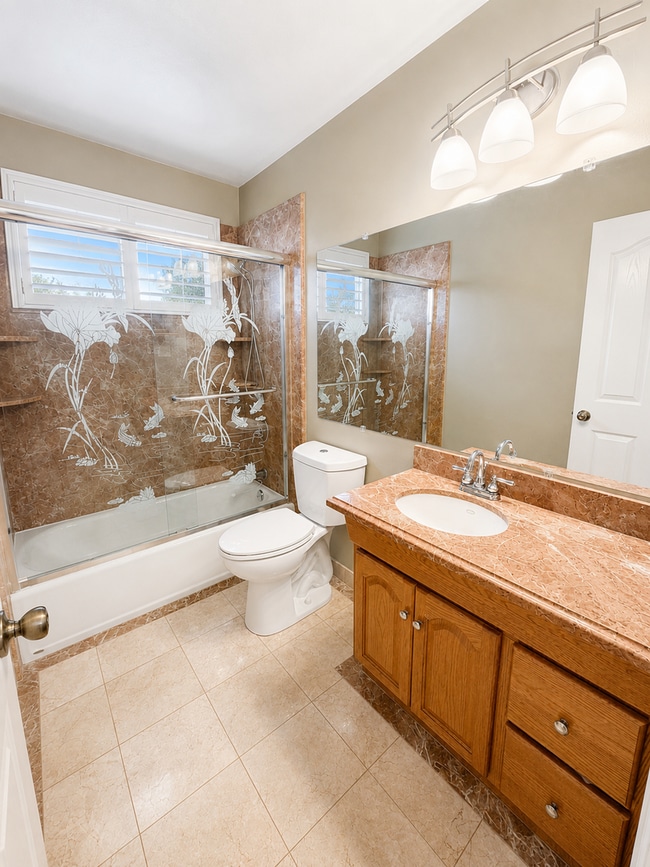 Building Photo - Welcome to this stunning 3 bedroom, 2 bathroom home located in Fremont