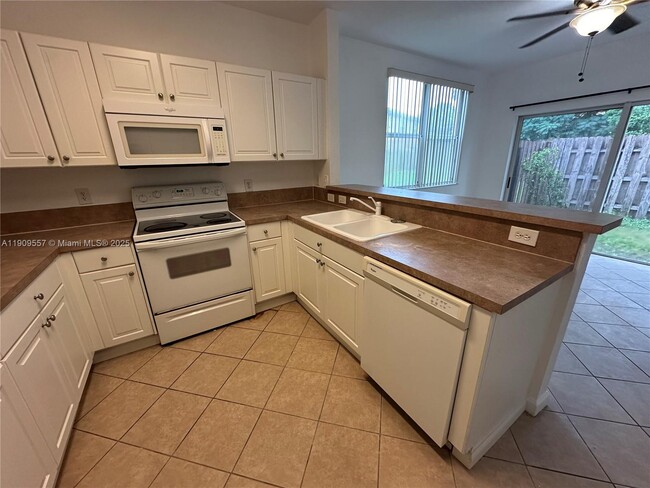 Building Photo - 3370 NE 14th Dr