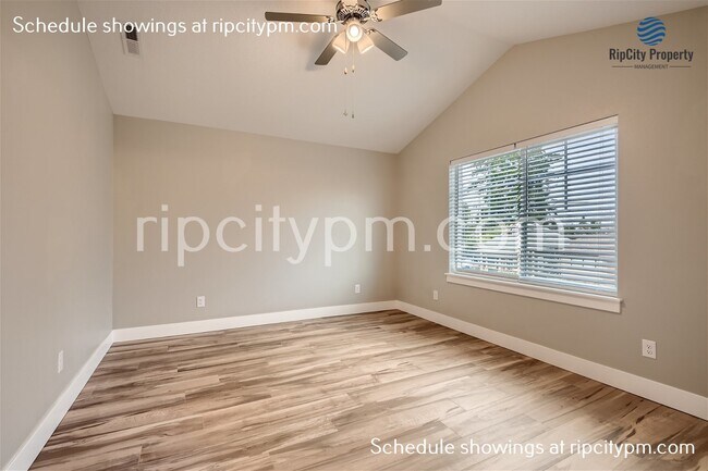 Building Photo - Modern 3-Bed/2.5bath Home with Bonus Space...