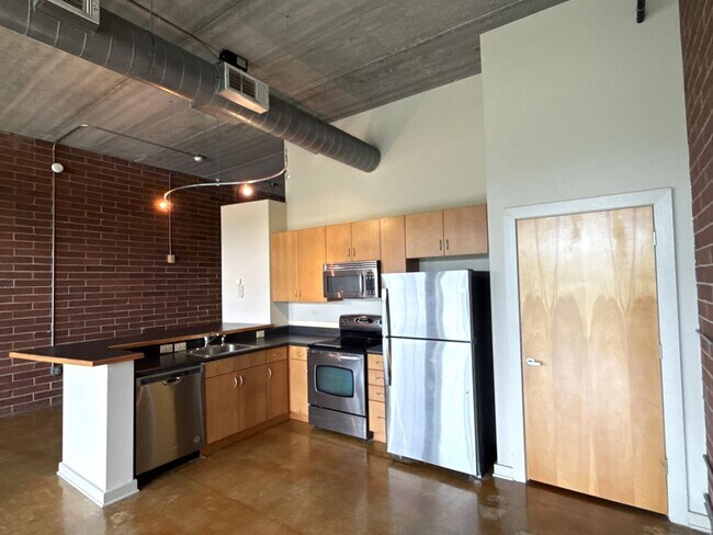 Building Photo - 626 N Graham St