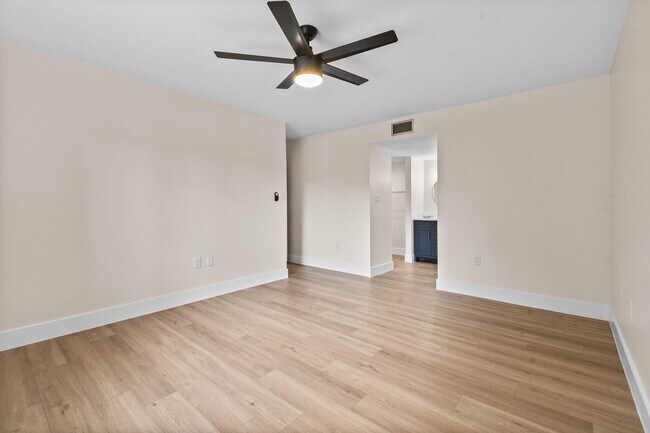 Building Photo - 2233 NW 22nd Ave