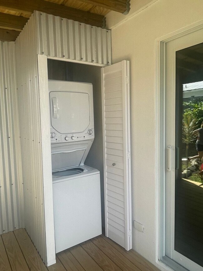 Building Photo - 1 Bedroom 1 Bathroom Apartment No Pets